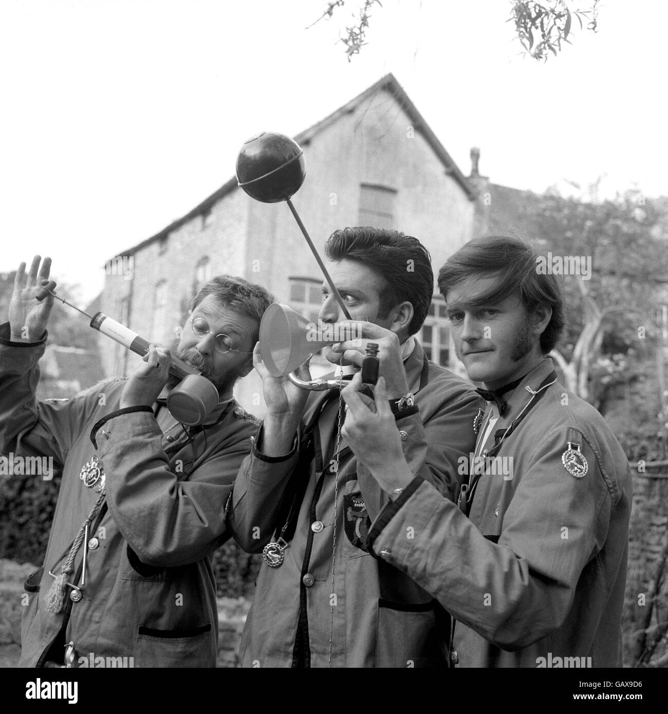 Trio che può uscire note musicali dal più strano degli strumenti, musicali o non-musicali. Sono "The Alligator Jug-Thumbers" di Timsbury Bottom, Somerset. Da sinistra a destra - Cliff Brown, 40 che è un regista di film soffia in una brocca e tocca le dita; Quentin Williams, 35 un insegnante, sfrutta al meglio uno strumento particolare e senza nome, mentre Barry Back, 23 un recordista sonoro, si tiene alla chitarra più mondana. Foto Stock