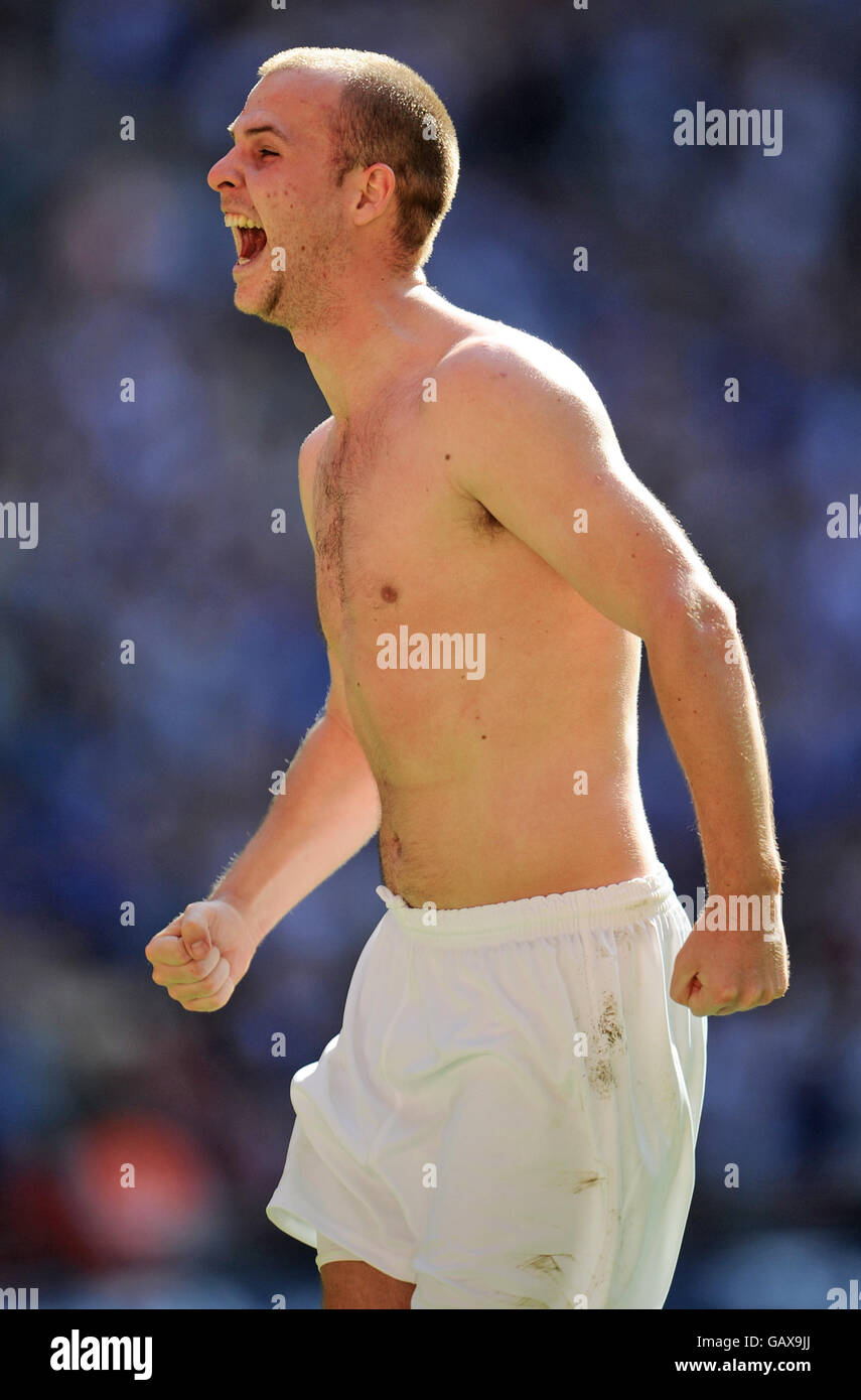 Il Sean Paterson di Kirkham & Wesham celebra la vittoria del fa Vase di Carlsberg. Foto Stock