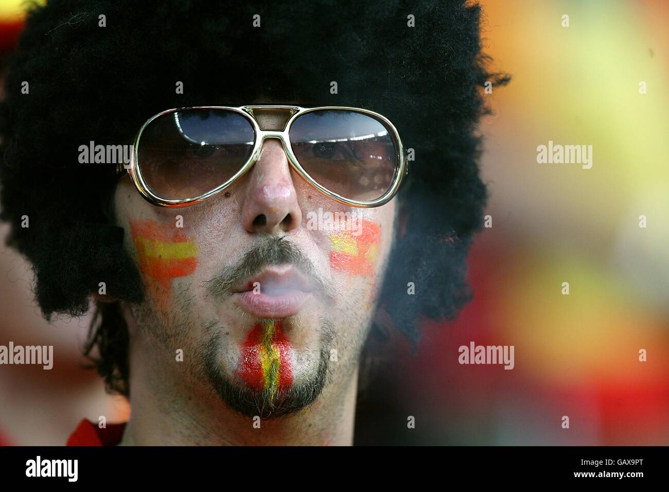 Un fan spagnolo mostra il suo sostegno, nelle tribune prima del calcio d'inizio. Foto Stock