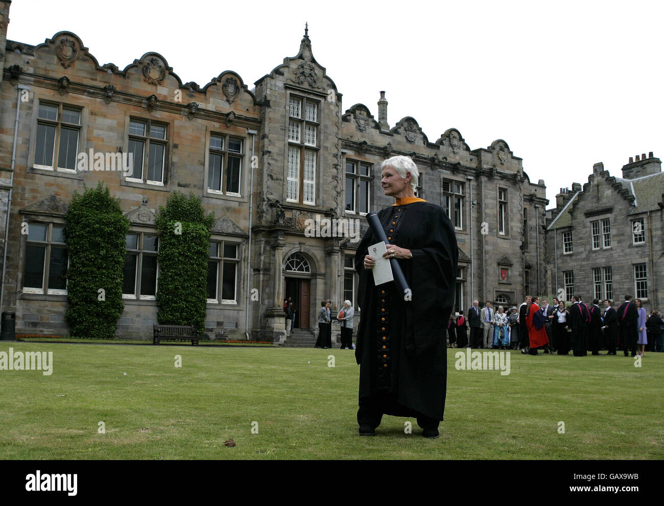 Attrice Dame Judi Dench dopo essere stata insignita di un Dottore Onorario di lettere dall'Università di St Andrews. Foto Stock