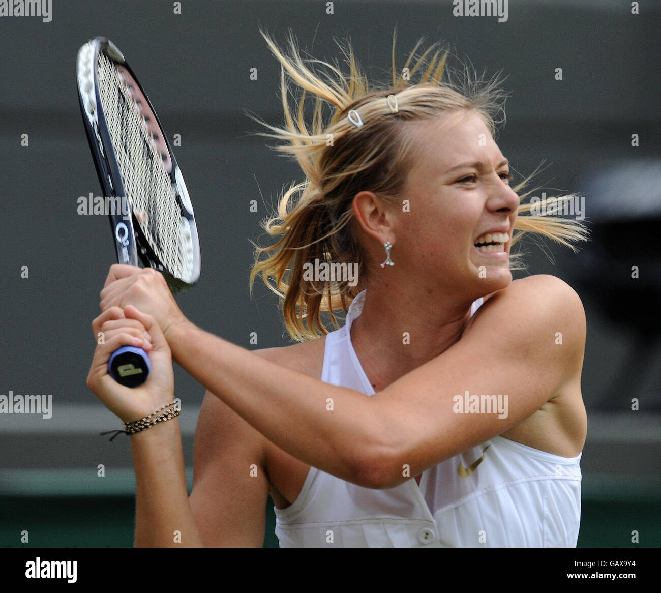 Maria Sharapova della Russia in azione durante i Campionati di Wimbledon 2008 presso l'All England Tennis Club di Wimbledon. Foto Stock