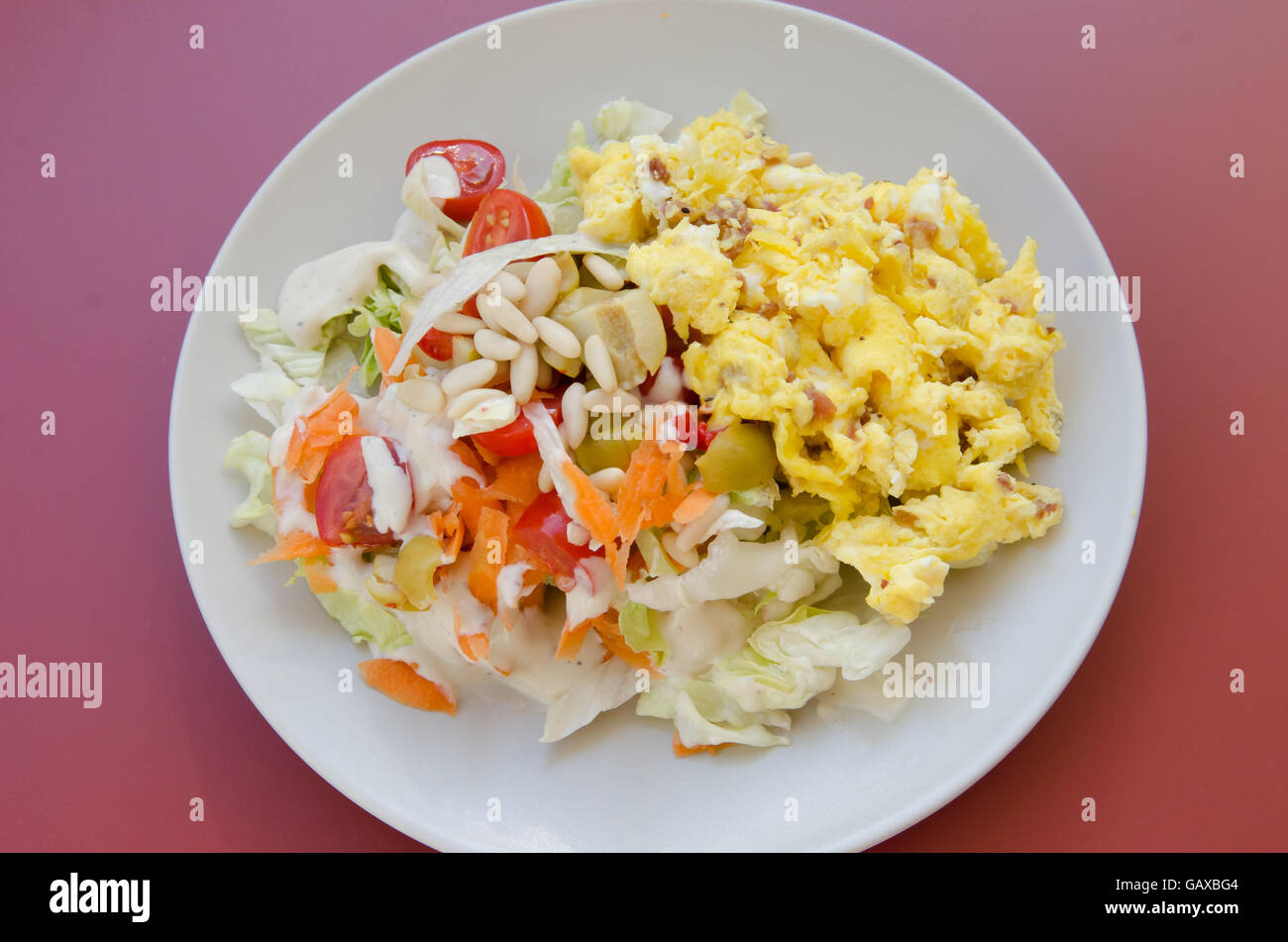 Placcato uova strapazzate con insalata e pinoli Foto Stock