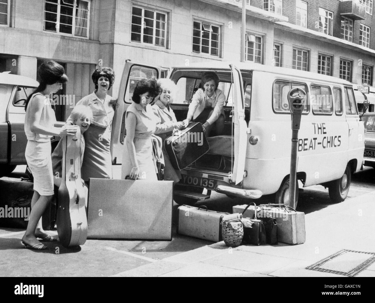 Abbiamo avuto tutto il resto, sembra. Ora è il turno delle ragazze. Il turno dei Beat-Chics - sei laureati della Ivy Benson Band. Tutti sono musicisti professionisti, che possono leggere, scrivere e spartito musica e, a giudicare da questa immagine, fare tutto il loro proprio ritratto. Saranno presenti al Cabaret Club di Manchester. Da sinistra a destra: Moira Page, 23, sassofonista, da Dublino; Christine Lee, 21, batterista, è di Colchester, Essex, Mary Cullen, 23, organista, da Limerick, Eire; una Mellor, 23, chitarrista di basso, di Sevenoaks, Kent; Lesley Arden e Anne Bridgeman, chitarrista di 23 anni. Foto Stock