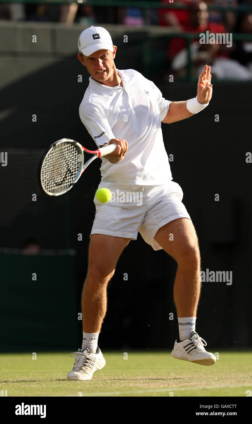 Thomas Johansson svedese in azione contro i Marcos Bagdatis di Cipro durante i Campionati di Wimbledon presso l'All England Lawn Tennis Club di Wimbledon, Londra. Foto Stock