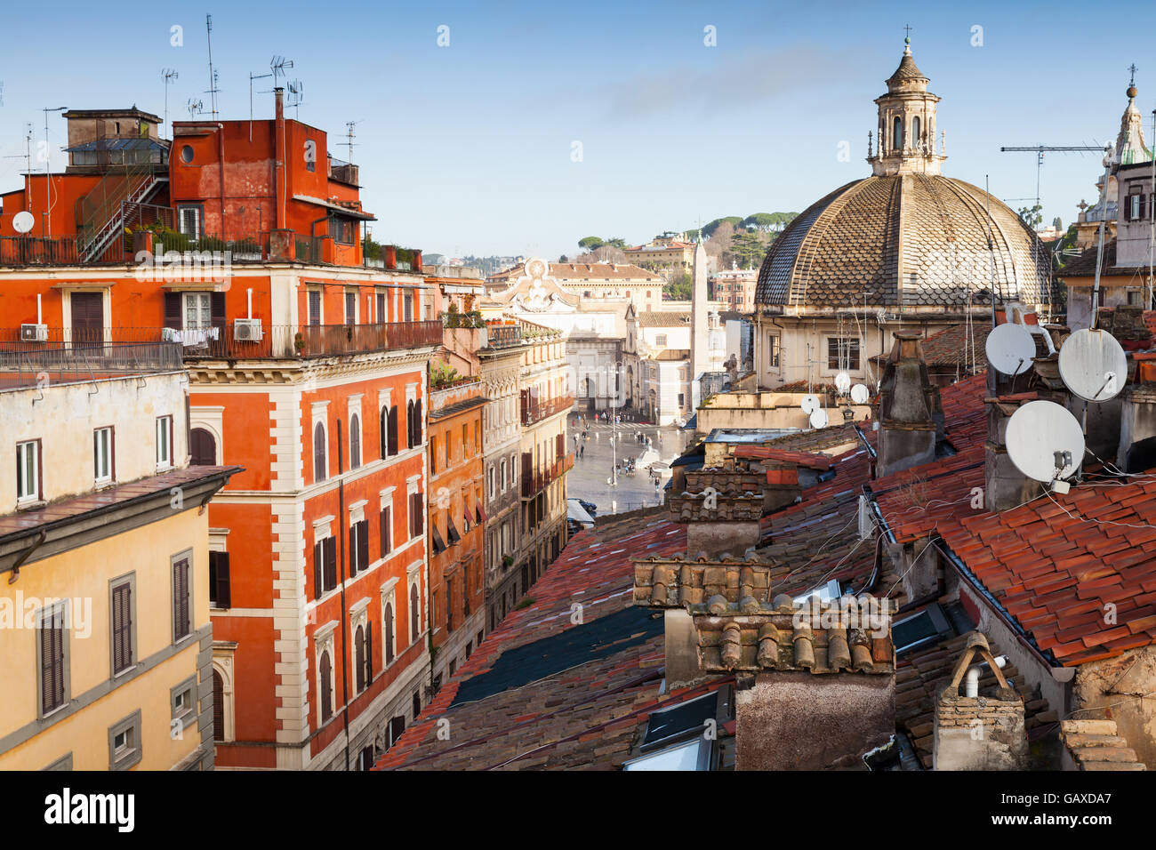 Vecchia Roma, Italia. Via del Corso street view, foto scattata dal tetto, che si affaccia sulla Piazza del Popolo con la dome Foto Stock