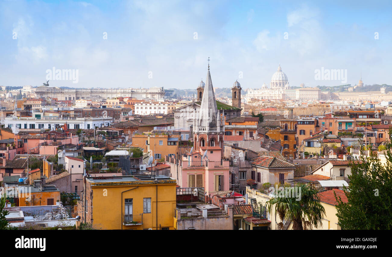 Skyline della vecchia Roma, Italia. La guglia della chiesa di Tutti i Santi come un punto di riferimento dominanti Foto Stock