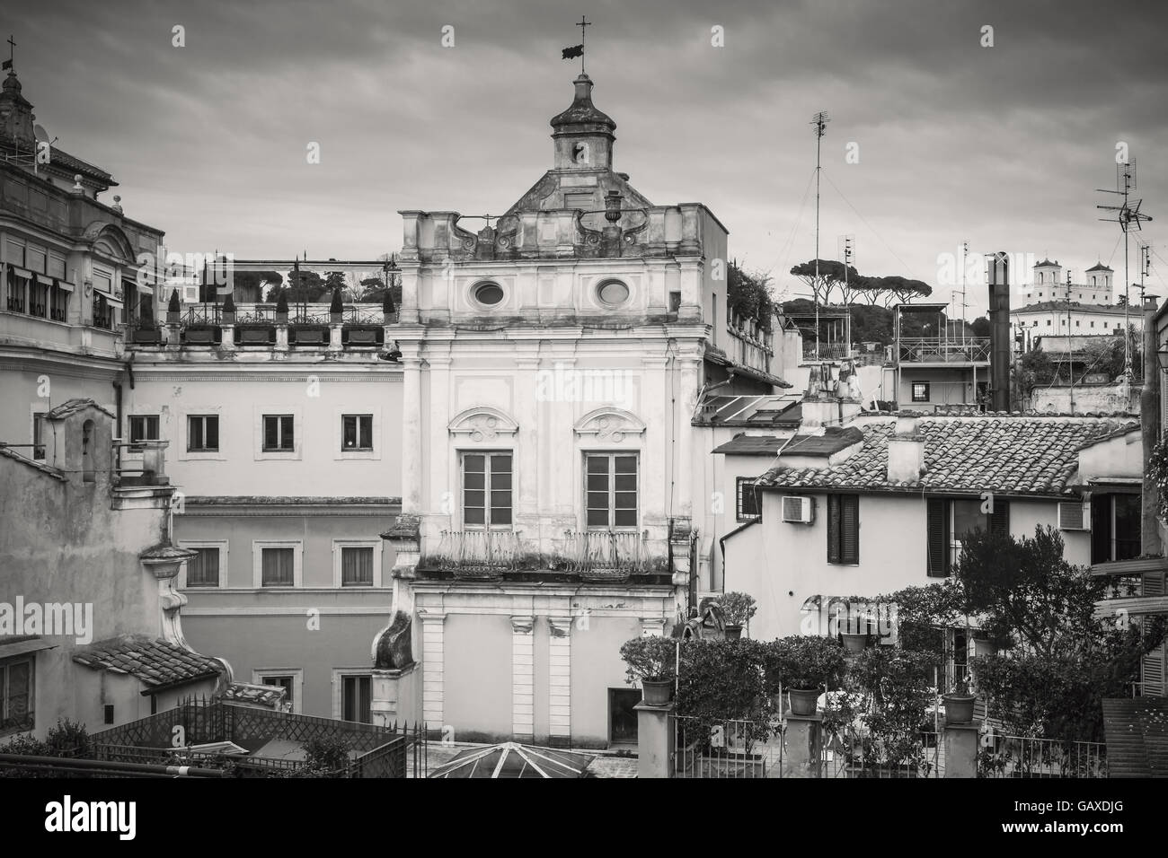 Skyline della vecchia Roma, Italia. Via del Corso, retro stilizzata in bianco e nero street view photo Foto Stock