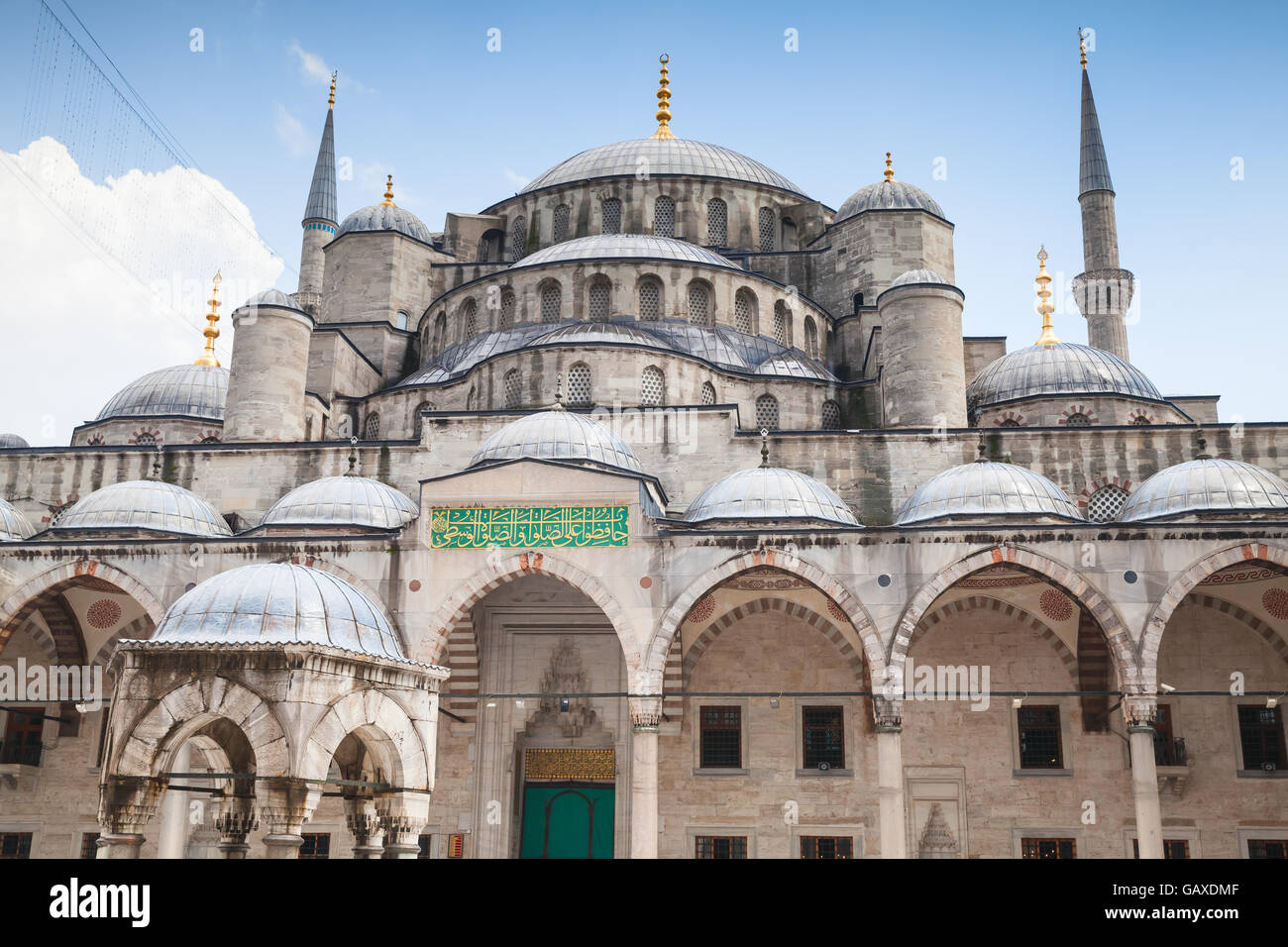 La facciata della Moschea Blu o di Sultan Ahmed moschea, è una moschea storica si trova a Istanbul, in Turchia, una delle città più popolari Foto Stock