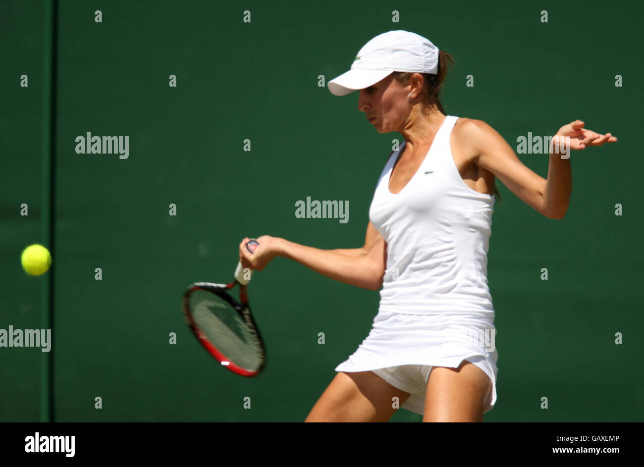 Gisela Dulko argentina in azione contro la russa Elena Dementieva durante i Wimbledon Championships 2008 presso l'All England Tennis Club di Wimbledon. Foto Stock