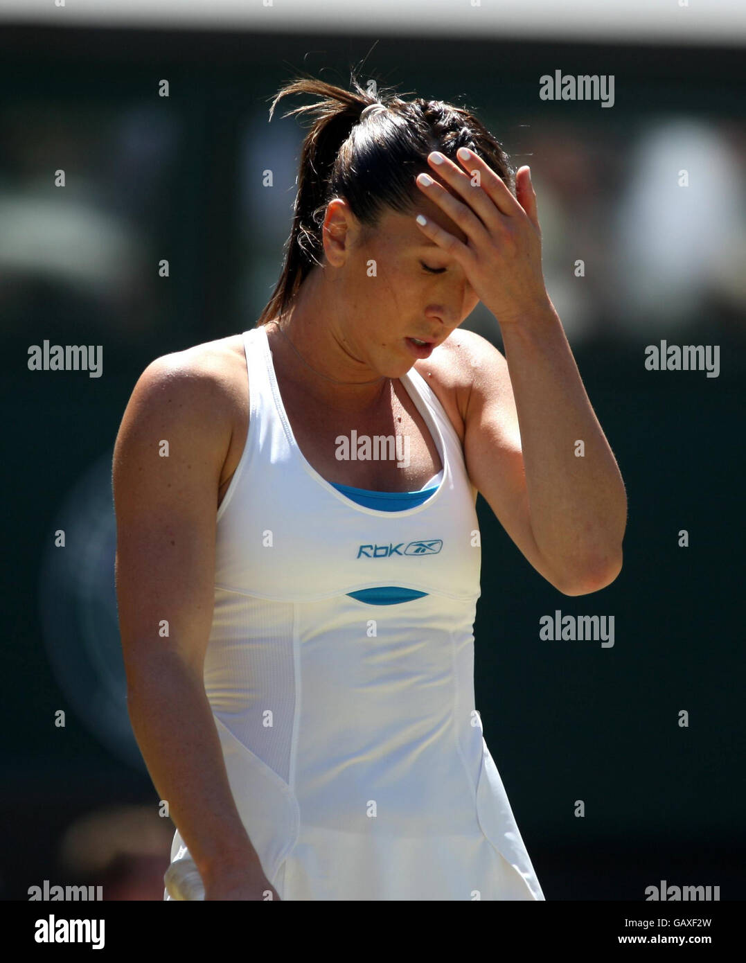 La Serbia Jelena Jankovic fa gesti nella sua partita contro la danese Caroline Wozniacki durante i Campionati di Wimbledon 2008 presso l'All England Tennis Club di Wimbledon. Foto Stock