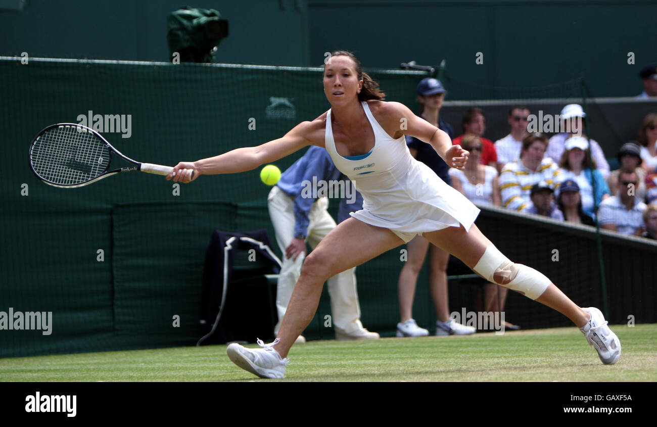 Jelena Jankovic in Serbia in azione contro la danese Caroline Wozniacki durante i Campionati Wimbledon 2008 presso l'All England Tennis Club di Wimbledon. Foto Stock