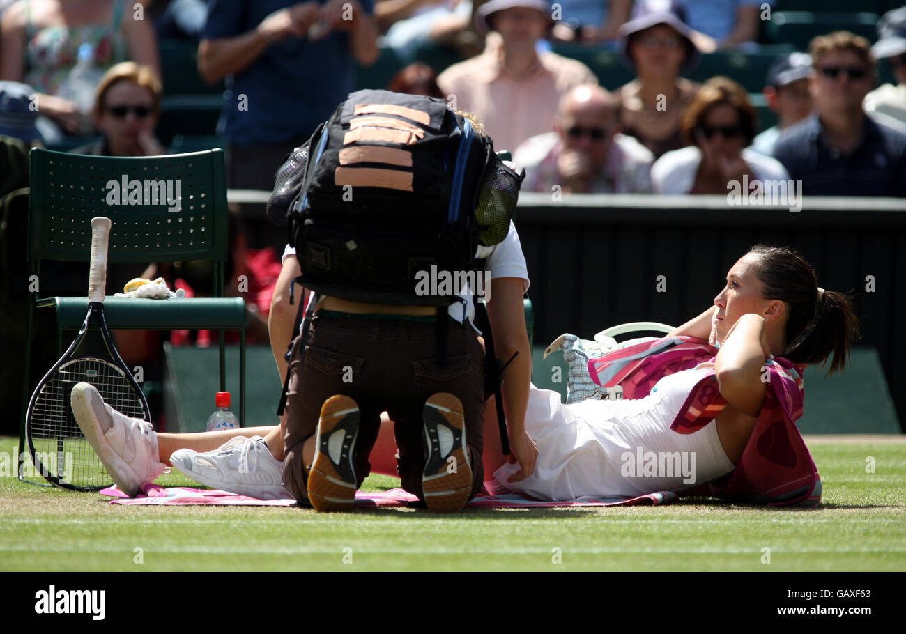 Jelena Jankovic della Serbia riceve il trattamento per un infortunio in campo durante i Wimbledon Championships 2008 all'All England Tennis Club di Wimbledon. Foto Stock