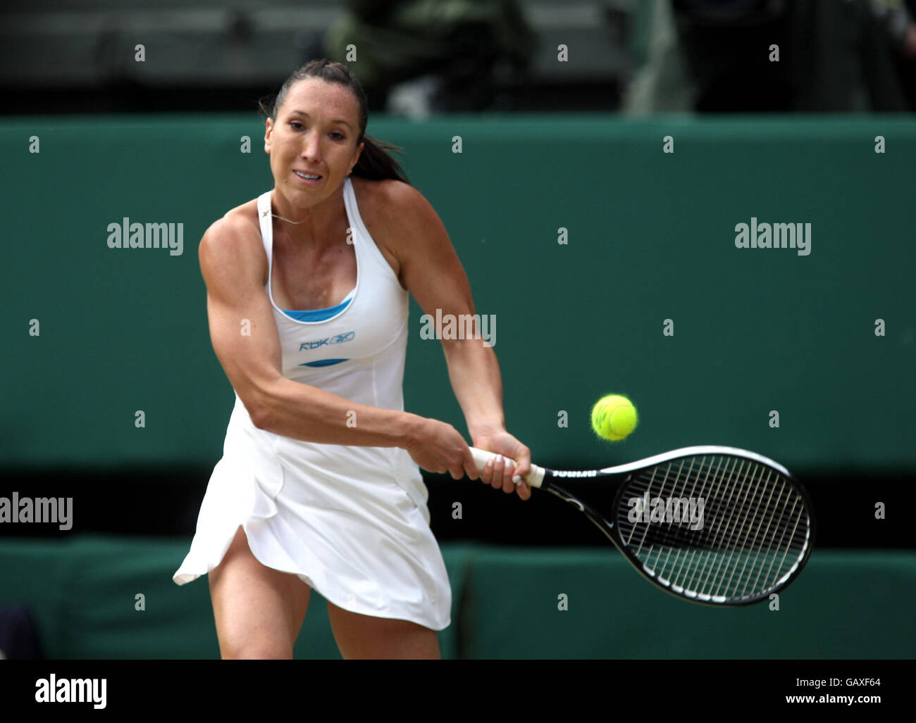 Jelena Jankovic in Serbia in azione contro la danese Caroline Wozniacki durante i Campionati Wimbledon 2008 presso l'All England Tennis Club di Wimbledon. Foto Stock