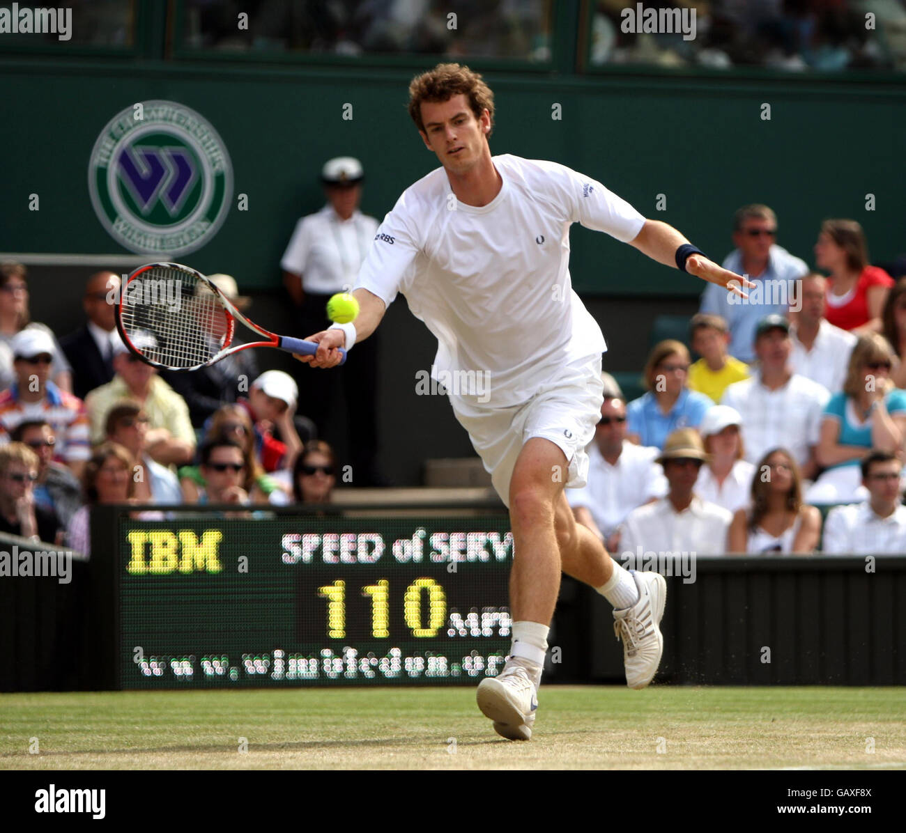 Andy Murray della Gran Bretagna in azione contro Tommy Haas della Germania durante i Campionati di Wimbledon 2008 all'All England Tennis Club di Wimbledon. Foto Stock