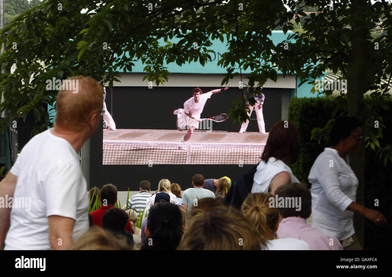I fan guardano Andy Murray in azione sul grande schermo di Murray Mount durante i Wimbledon Championships 2008 all'All England Tennis Club di Wimbledon. Foto Stock
