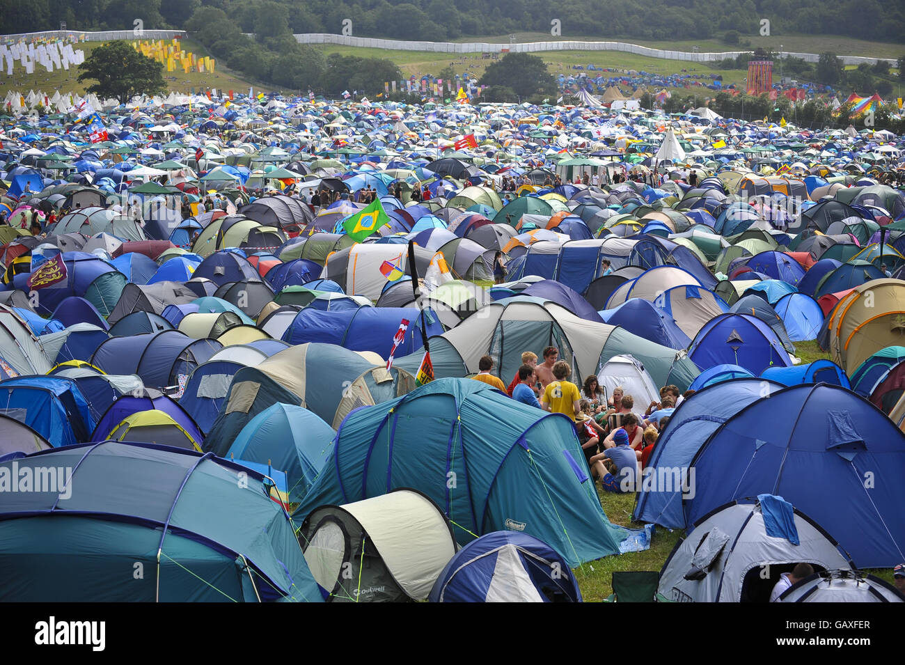 L'area campeggio piena di tende durante il secondo giorno del festival di Glastonbury, Somerset. Foto Stock