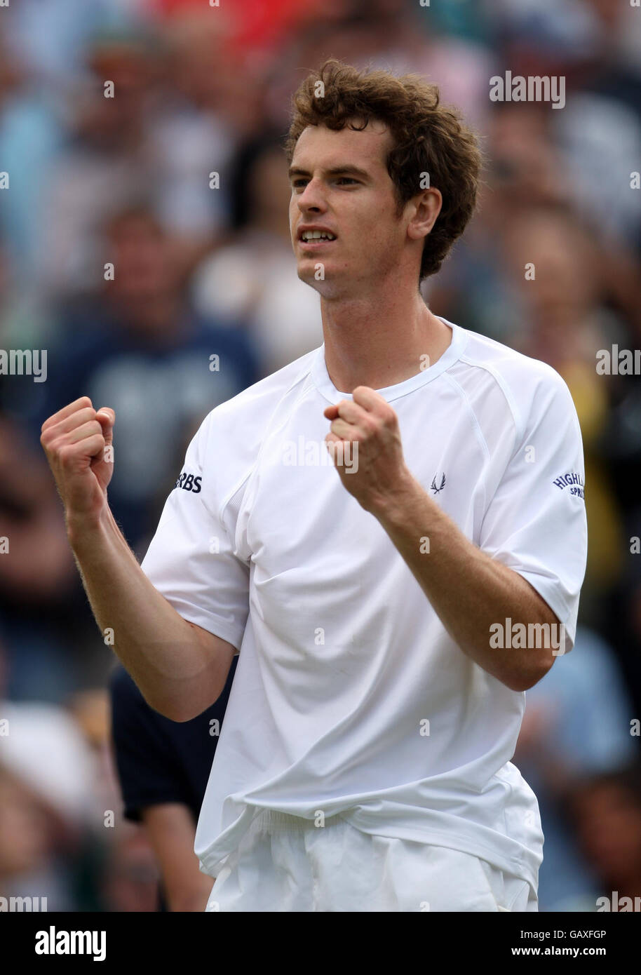 Andy Murray della Gran Bretagna celebra la vittoria contro Tommy Haas della Germania durante i Campionati di Wimbledon 2008 all'All England Tennis Club di Wimbledon. Foto Stock