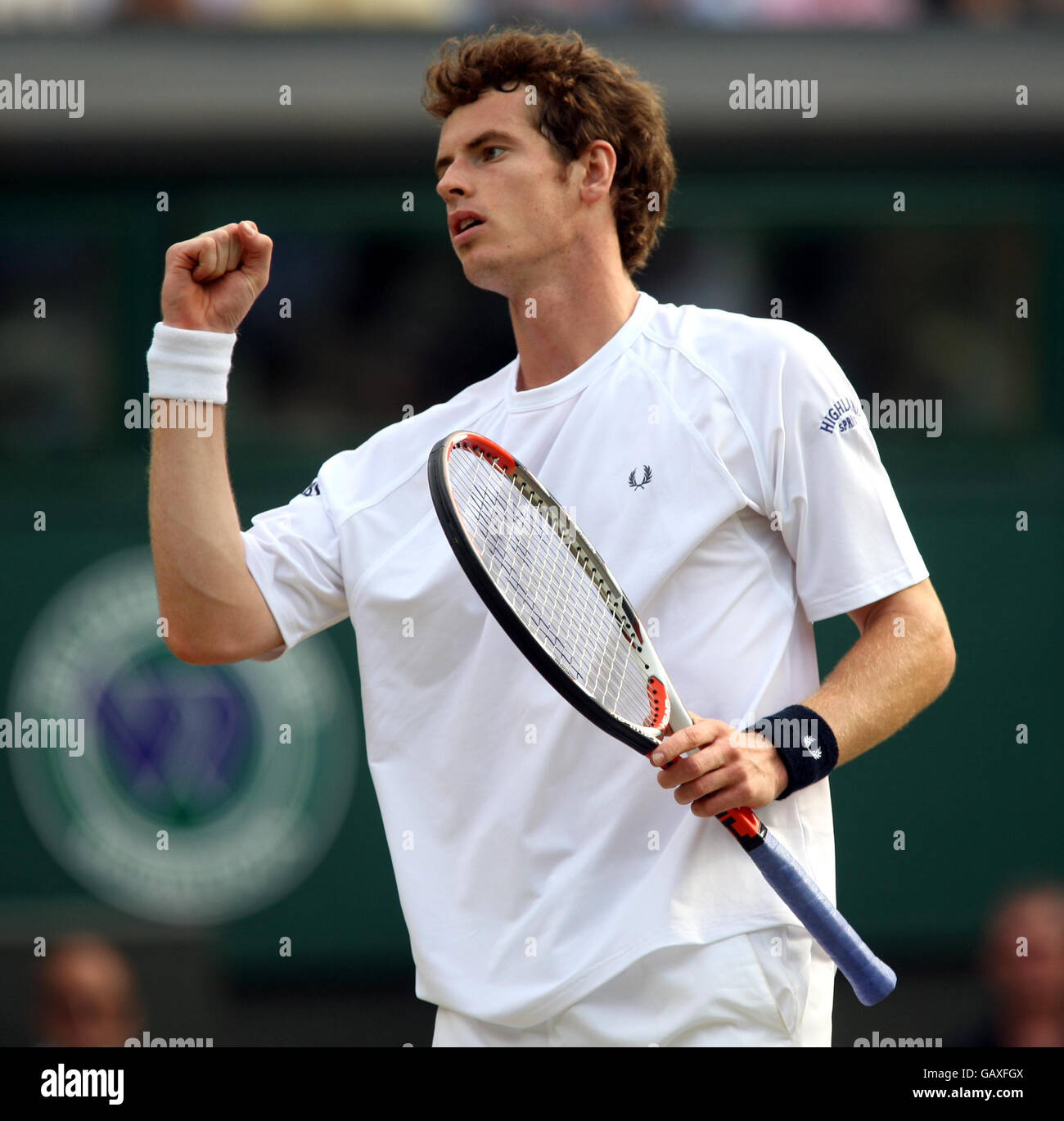 Andy Murray della Gran Bretagna celebra la sua vittoria contro Tommy Haas della Germania durante i Campionati di Wimbledon 2008 all'All England Tennis Club di Wimbledon. Foto Stock