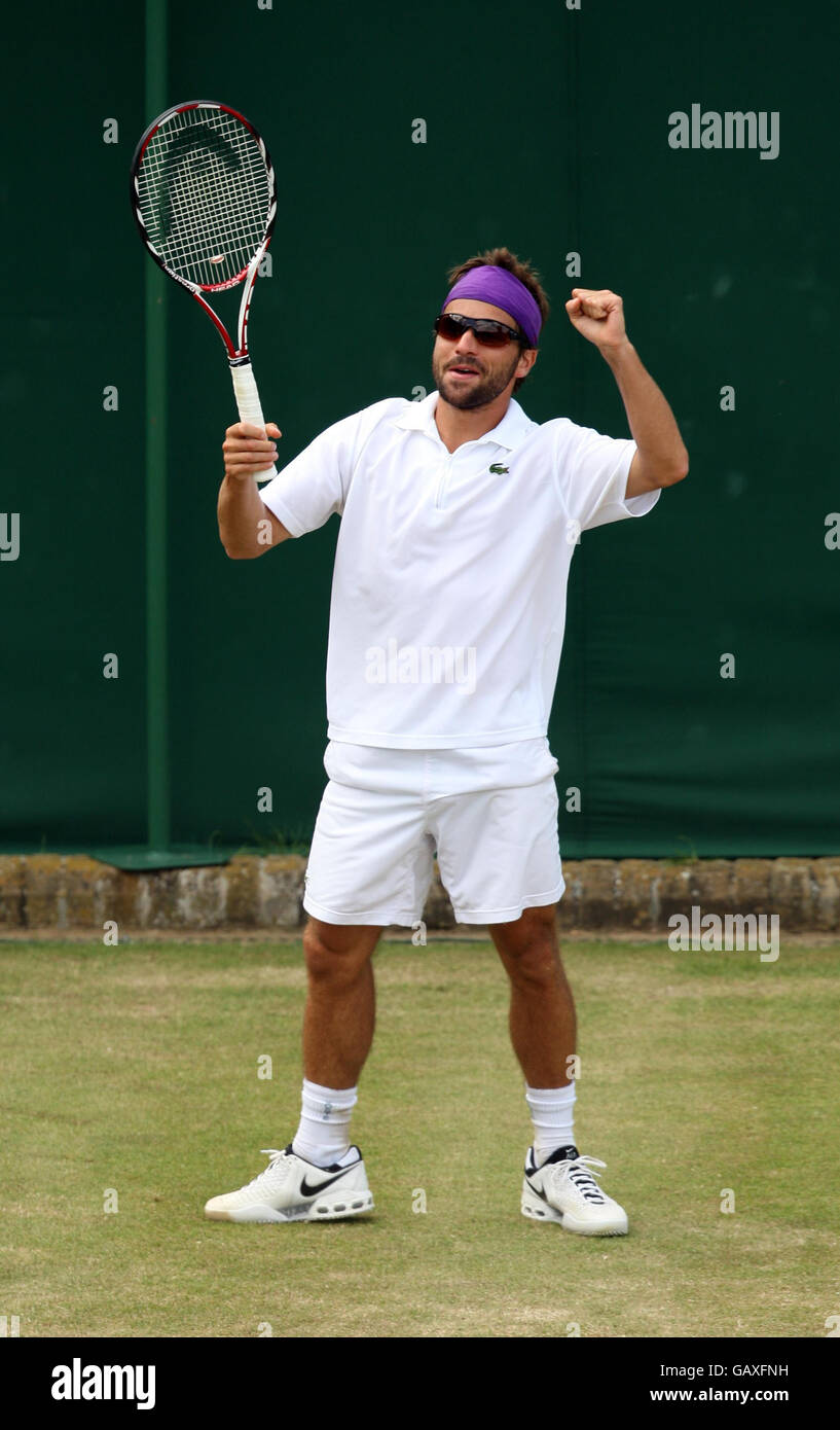 Arnaud Clement in Francia celebra la vittoria contro Jurgen Melzer in Austria durante i Campionati Wimbledon 2008 presso l'All England Tennis Club di Wimbledon. Foto Stock