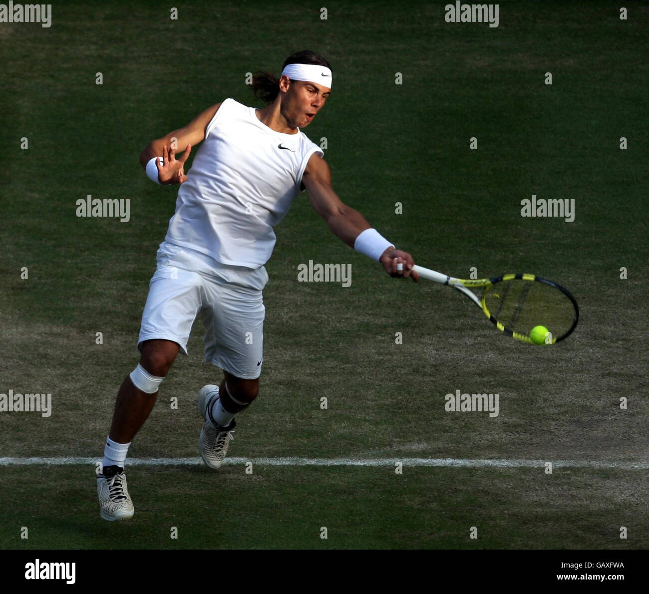 Il spagnolo Rafael Nadal in azione contro il tedesco Nicolas Kiefer durante i Campionati di Wimbledon 2008 presso l'All England Tennis Club di Wimbledon. Foto Stock