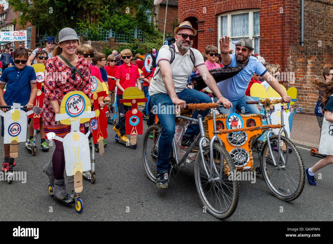 Una processione di strada durante la St Lawrence Fair, Hurstpierpoint, Sussex, Regno Unito Foto Stock