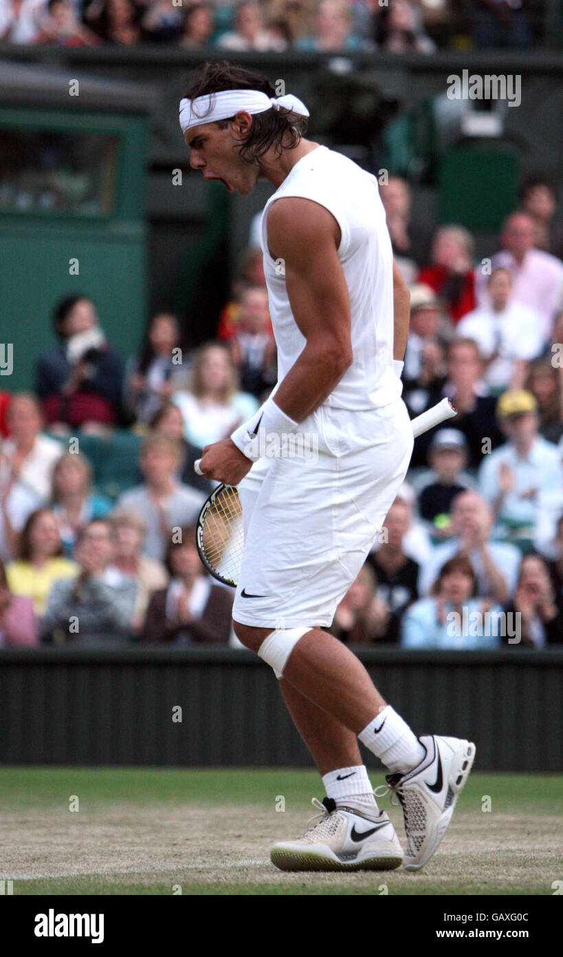 Il spagnolo Rafael Nadal celebra la vittoria sul tedesco Nicolas Kiefer durante i Campionati di Wimbledon 2008 all'All England Tennis Club di Wimbledon. Foto Stock