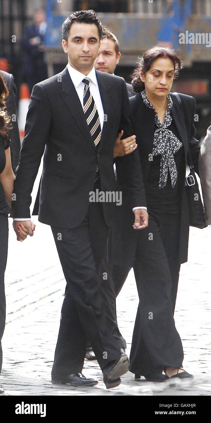 L'avvocato di alto profilo per i diritti umani Aamer Anwar arriva alla High Court di Edimburgo, prima di scoprire se i commenti che ha fatto riguardo al suo caso di terrorismo cliente erano in disprezzo di corte. Foto Stock