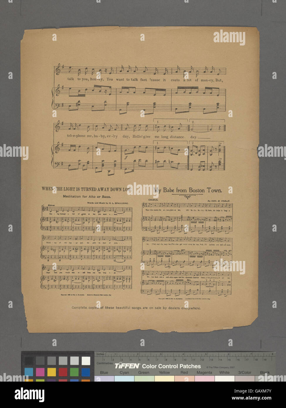 Il titolo potrebbe riflettere un'espressione giocosa o romantica dell'inizio del XX secolo, evocando un'epoca in cui i telefoni stavano diventando ampiamente utilizzati come forma di comunicazione. Foto Stock