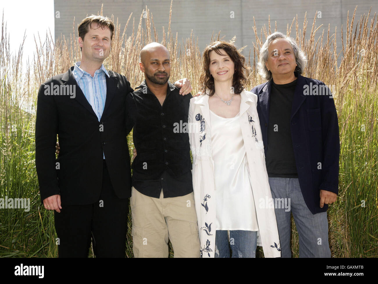 Da sinistra a destra: Il compositore Phil Sheppard, ballerina e coreografo Akram Khan, l'attrice Juliette Binoche e l'artista Anish Kapoor (che sta progettando il set) assistono al lancio della nuova collaborazione tra danza, teatro e film 'Ju' Bil'al Foyer Stalli Olivier, Teatro Nazionale, Upper Ground, centro di Londra. Foto Stock