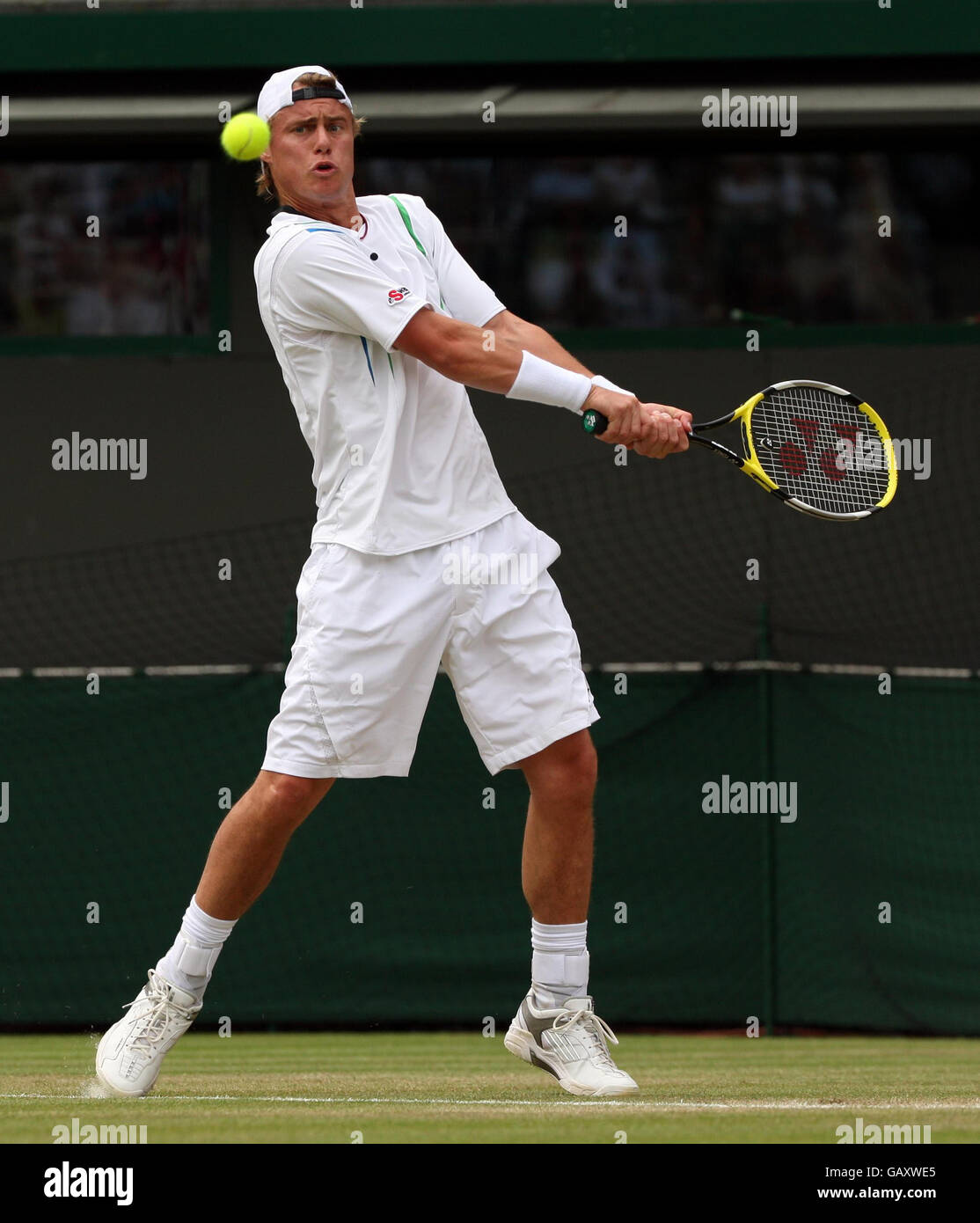 Lleyton Hewitt australiano in azione contro Simone Bolelli italiano durante i Campionati Wimbledon 2008 presso l'All England Tennis Club di Wimbledon. Foto Stock