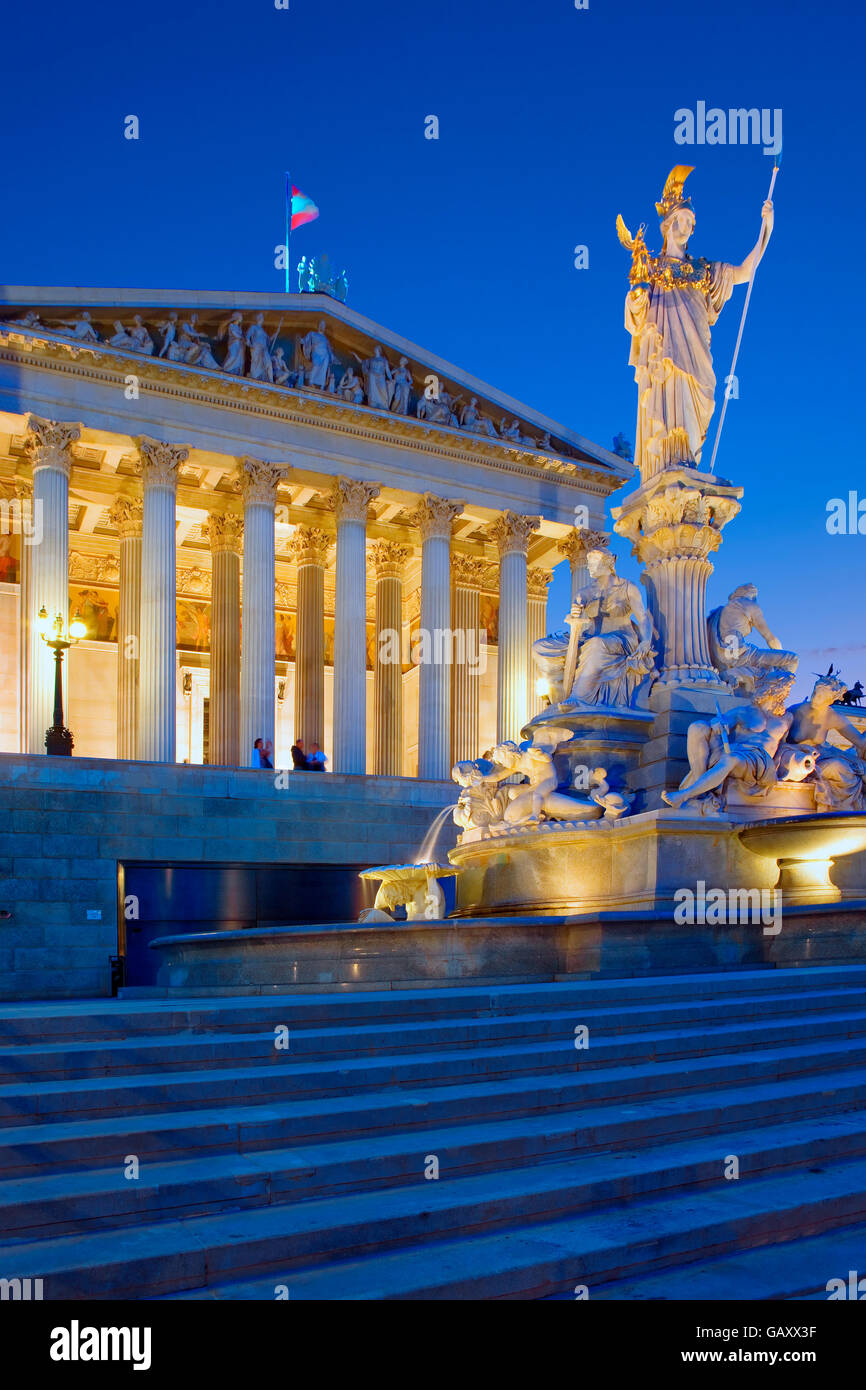 Il Parlamento di notte a Vienna Foto Stock