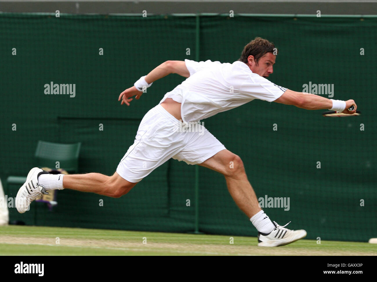 Marat Safin in Russia in azione contro Andreas Seppi in Italia durante i Wimbledon Championships 2008 presso l'All England Tennis Club di Wimbledon. Foto Stock