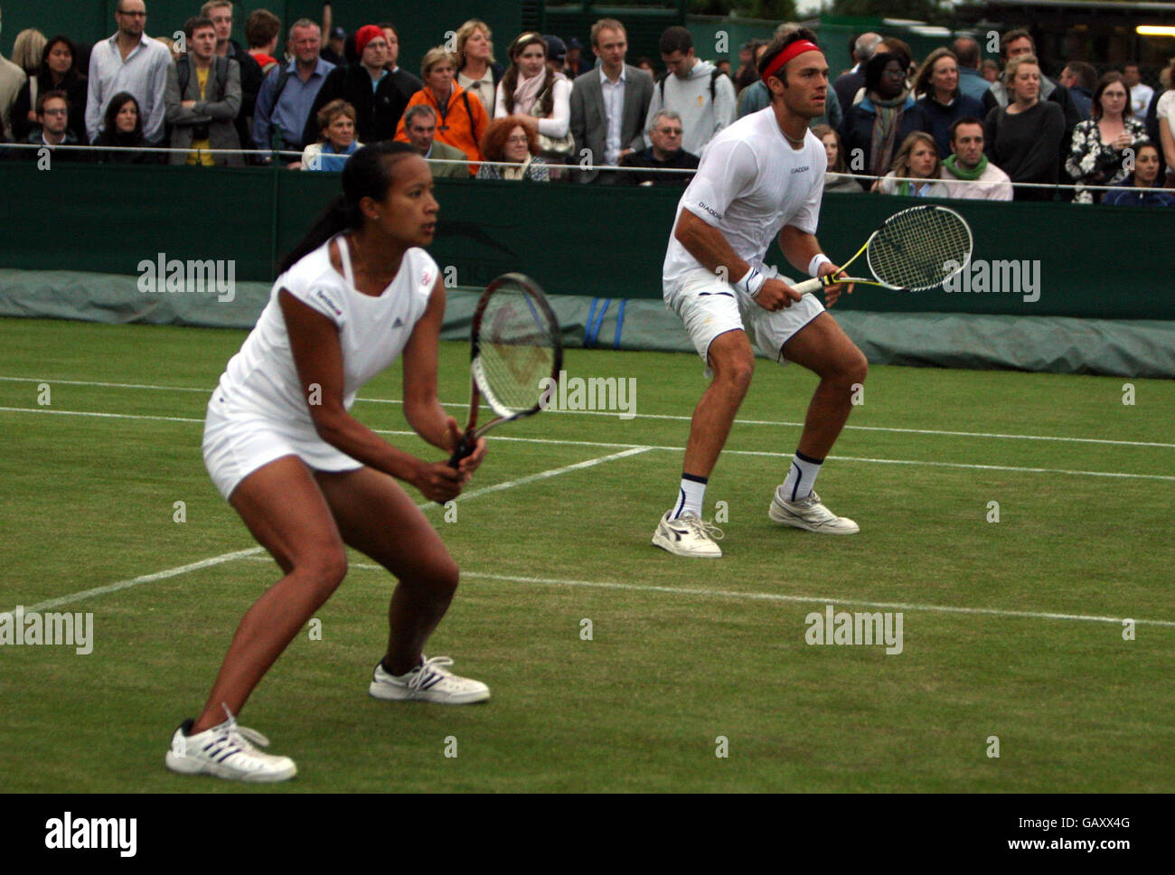 Ross Hutchins e Anne Keothavong della Gran Bretagna in azione doppia mista durante i campionati di Wimbledon 2008 all'All England Tennis Club di Wimbledon. Foto Stock