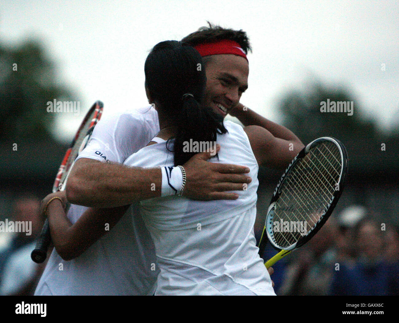 Ross Hutchins della Gran Bretagna celebra dopo la vittoria con il suo partner misto di due volte Anne Keothavong durante i Campionati di Wimbledon 2008 all'All England Tennis Club di Wimbledon. Foto Stock