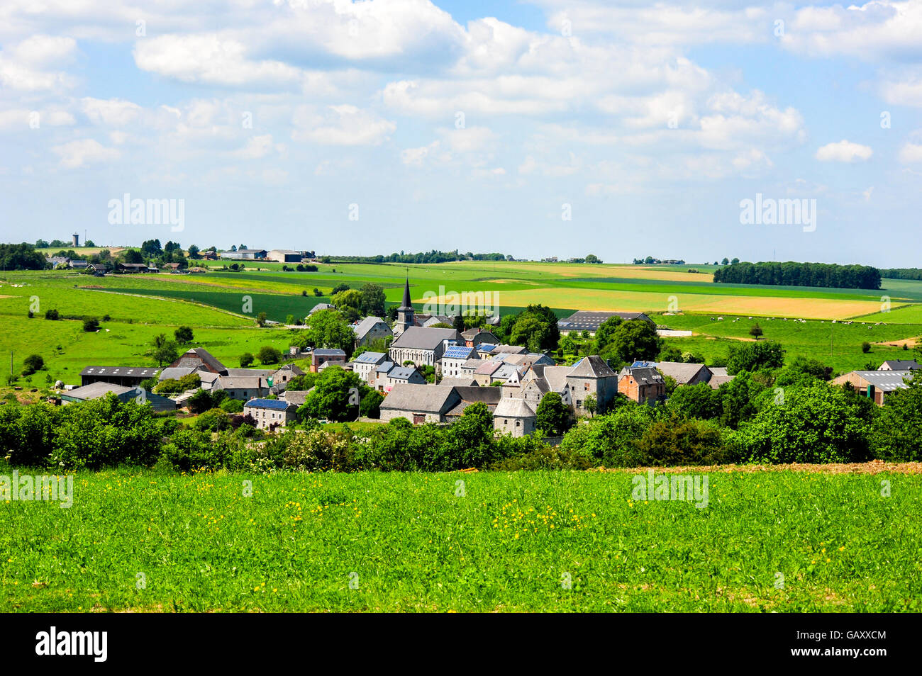 Una tradizione borgo agricolo da terreni coltivati di belle Ardenne belghe Foto Stock