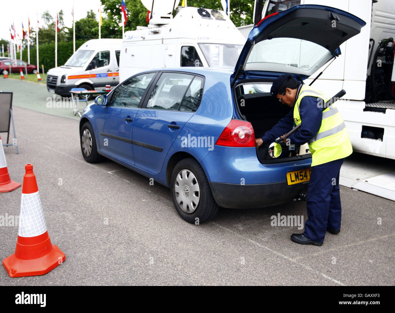 Le auto di controllo di sicurezza quando arrivano per i Campionati di Wimbledon 2008 all'All England Tennis Club a Wimbledon. PREMERE ASSOCIAZIONE foto. Data immagine: Venerdì 27 giugno 2008. Il credito fotografico dovrebbe essere: Sean Dempsey/PA Wire. RESTRIZIONI: L'uso è soggetto a limitazioni. Uso commerciale solo previa approvazione. Foto Stock