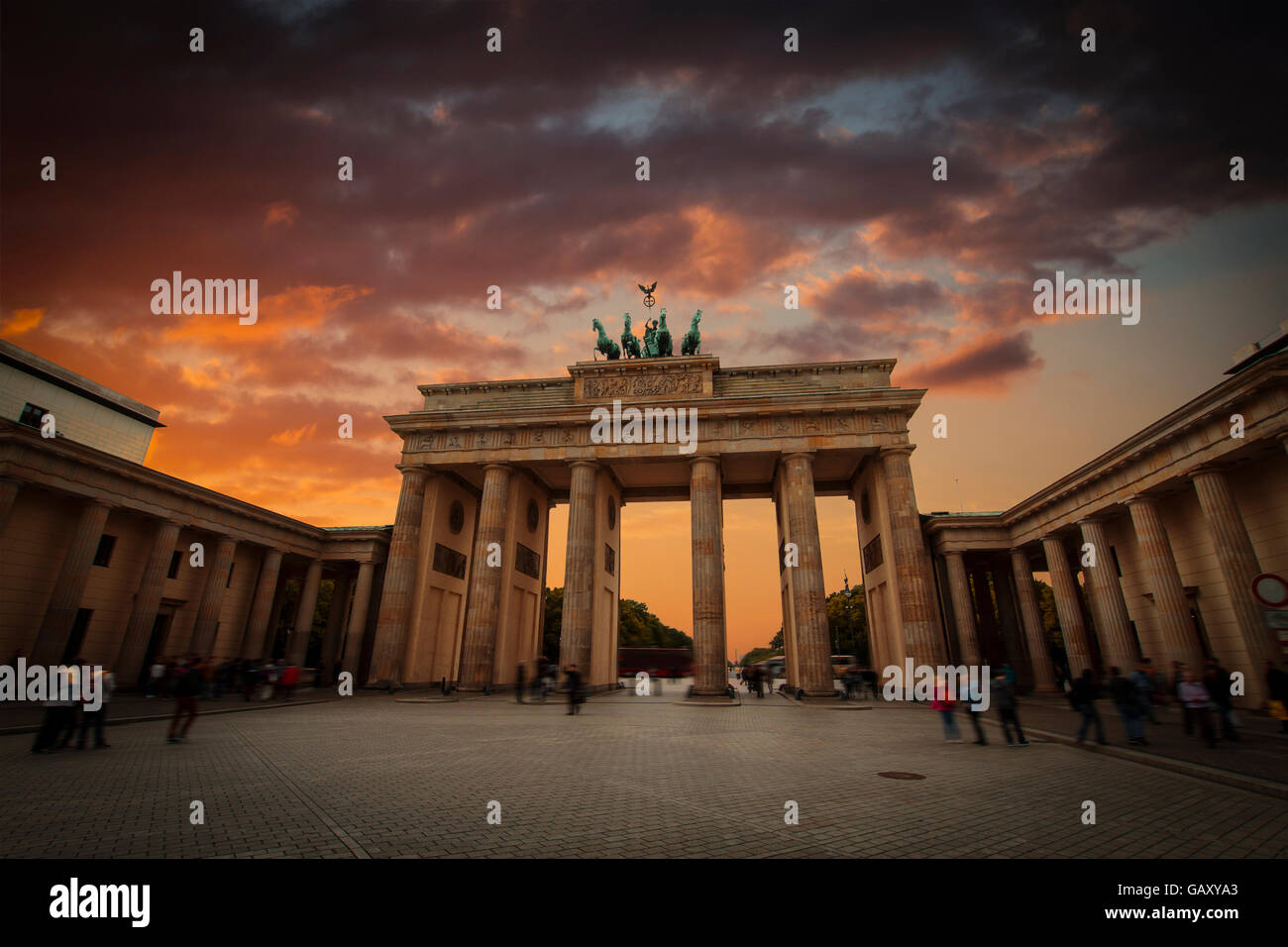 La porta di Brandeburgo al tramonto, Berlino. Germania, Europa Foto Stock
