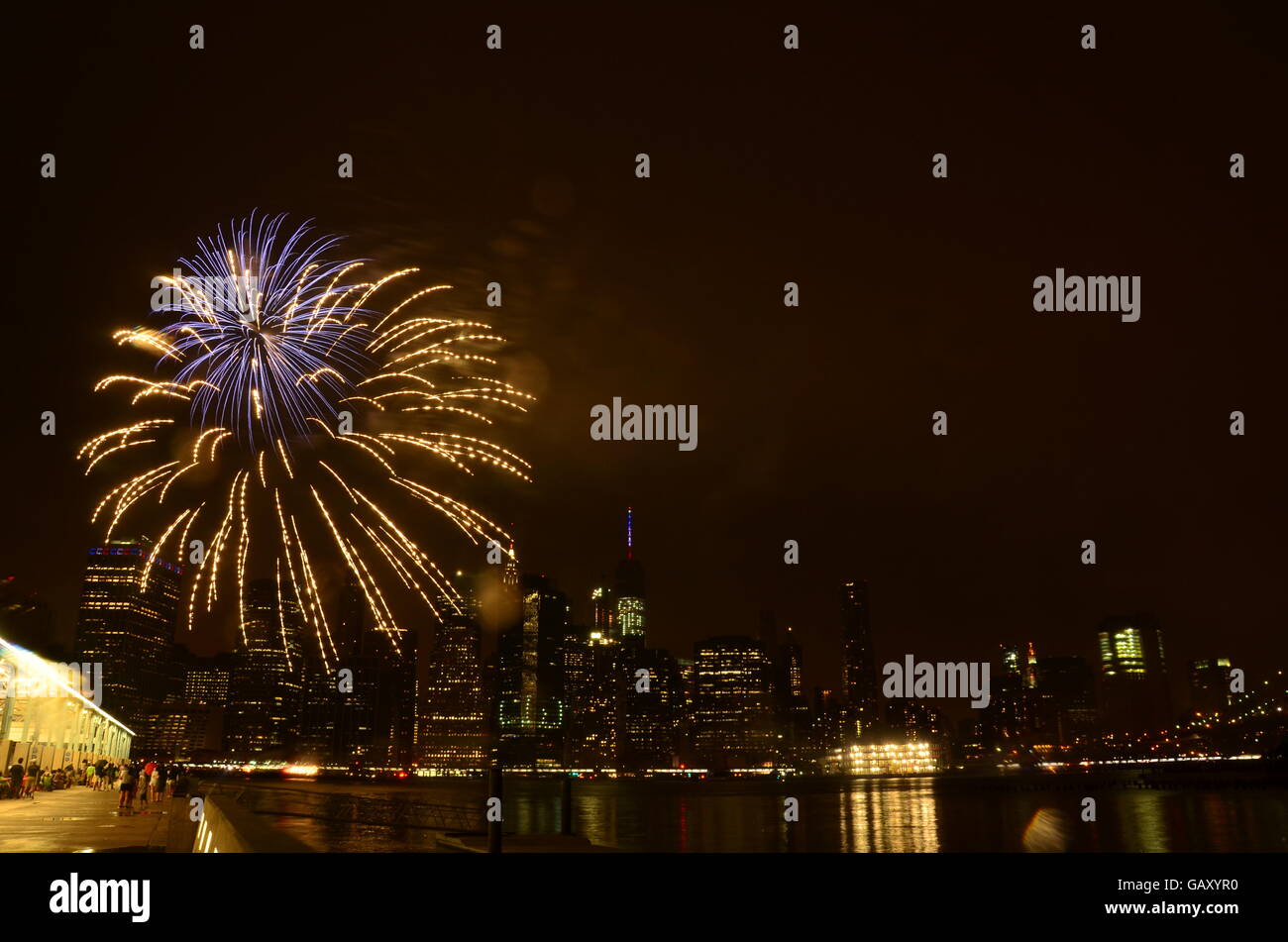 Macy's fuochi d'artificio del 4 luglio dal ponte di Brooklyn Park guardando verso la parte inferiore di Manhattan Foto Stock