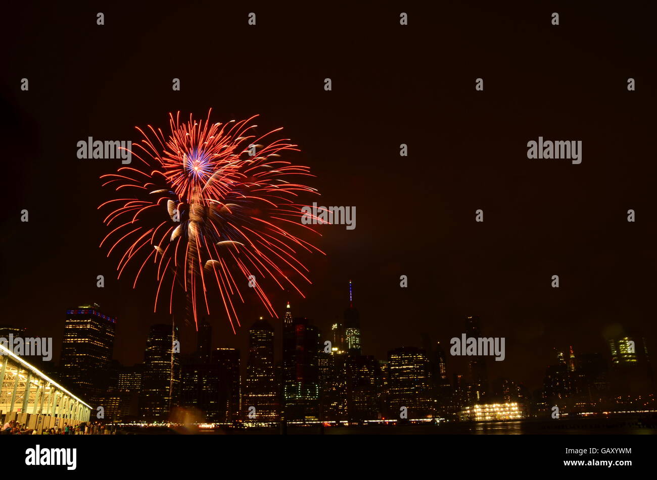 Macy's fuochi d'artificio del 4 luglio dal ponte di Brooklyn Park guardando verso la parte inferiore di Manhattan Foto Stock