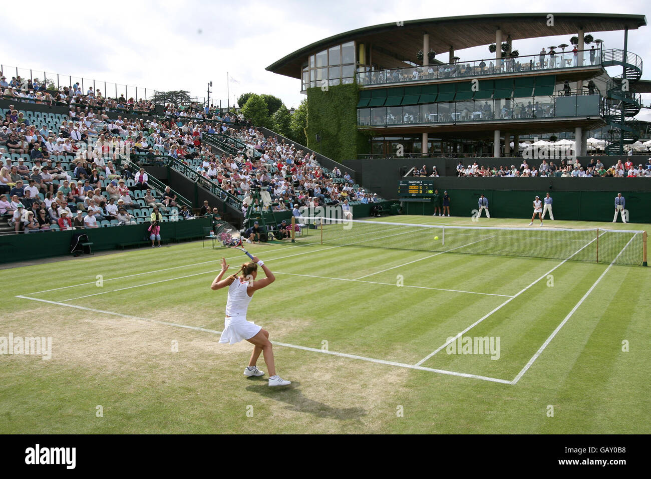 Tennis - Wimbledon Championships 2008 - Day Four - The All England Club. Una vista generale dal lato del cortile al Wimbledon Championships 2008 all'All England Tennis Club di Wimbledon. Foto Stock