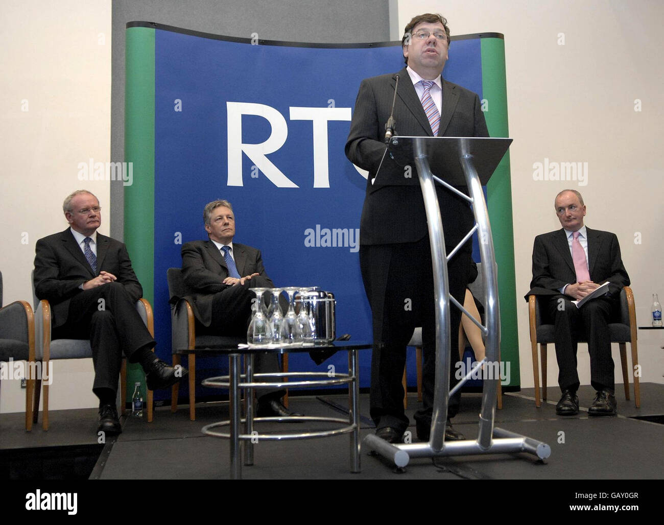 (Da sinistra a destra) Vice primo Ministro Martin McGuinness, primo Ministro Peter Robinson, Taoiseach Brian Cowen e RTE redattore dell'Irlanda del Nord, Tommy Gorman, durante l'apertura dei nuovi uffici di RTE a belfast. Foto Stock