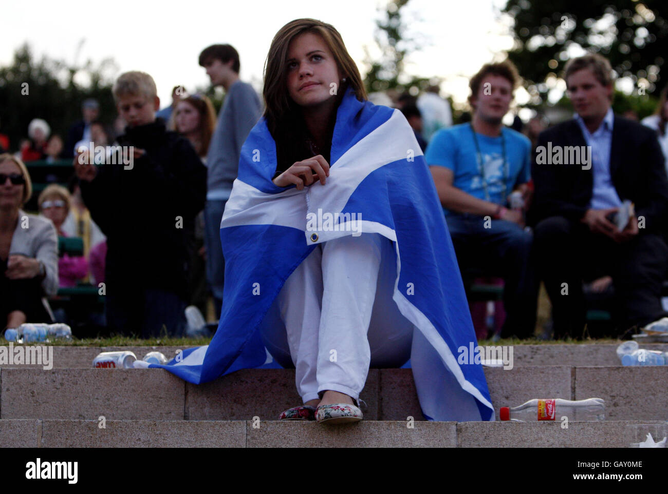 Ailie MacGeach di Aviemore, reagisce mentre guarda Andy Murray della Gran Bretagna in azione contro Rafael Nadal della Spagna durante i Campionati di Wimbledon 2008 presso l'All England Tennis Club di Wimbledon. Foto Stock