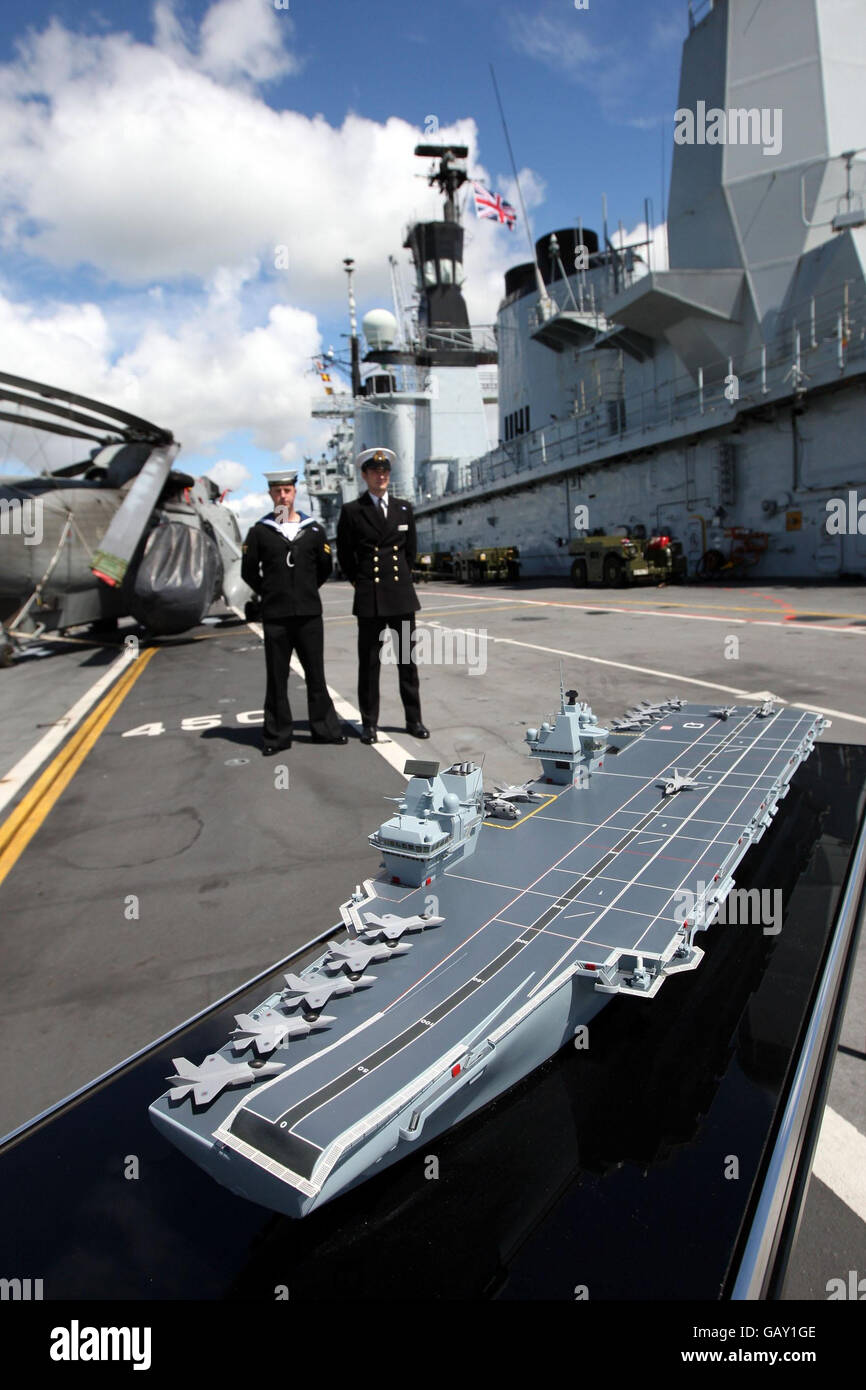 3 miliardi, siede sul ponte di volo dell'HMS Ark Royal, mentre si trova nel molo a Portsmouth. Foto Stock