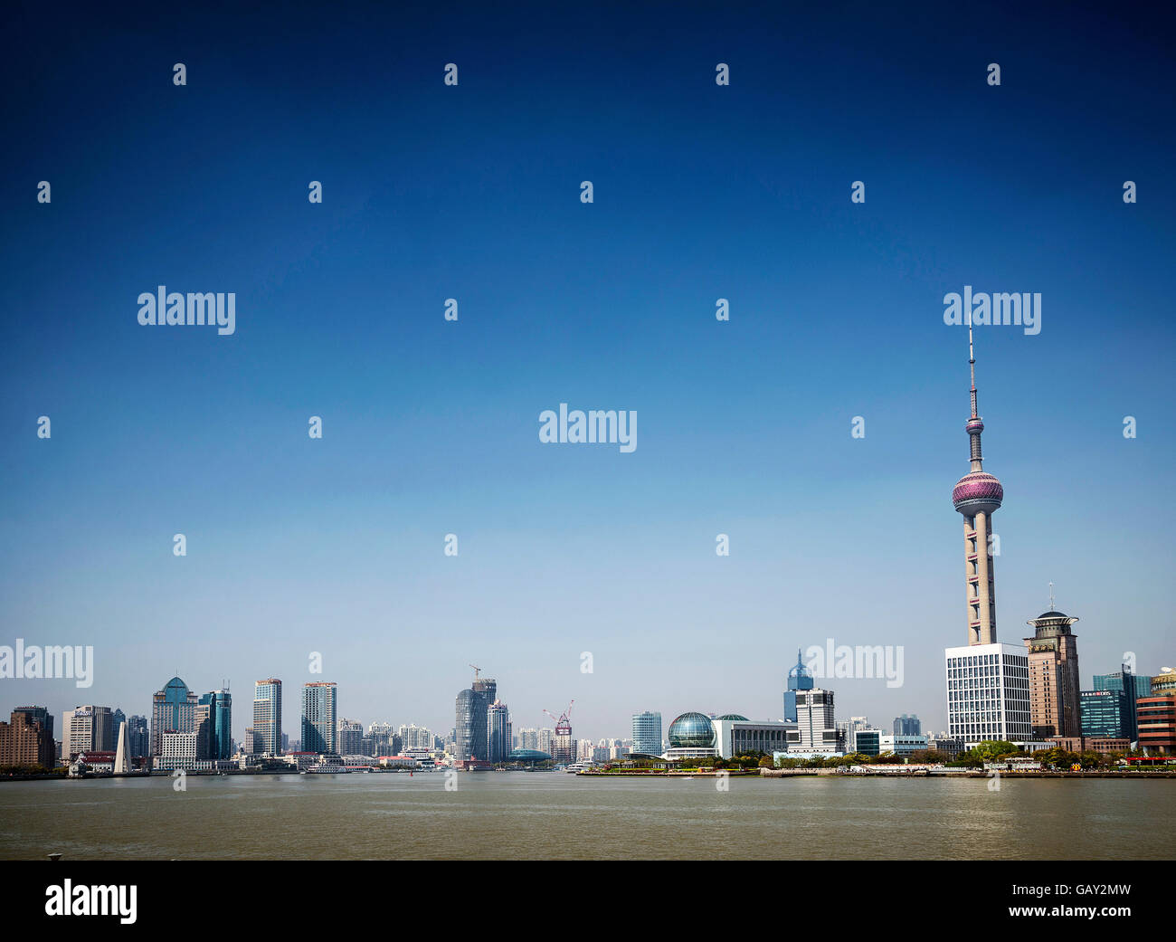 Il pudong riverside moderno skyline urbano di grattacieli nel centro cittadino di Shanghai in Cina per giorno Foto Stock
