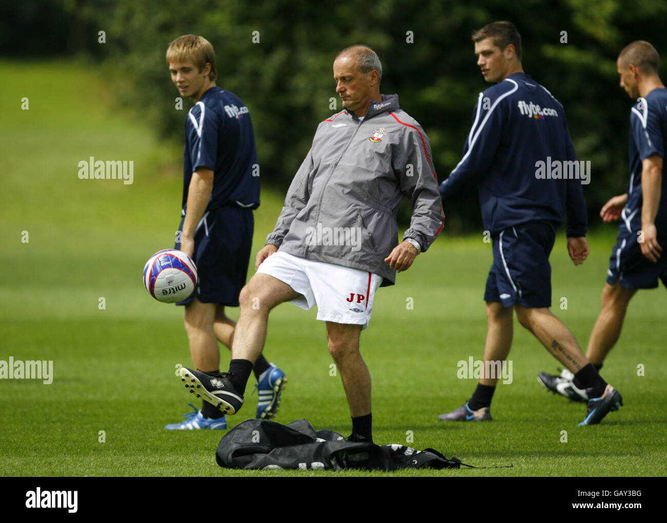 Jan Poortvliet, direttore del Southampton Football Club, conduce una sessione di allenamento presso lo stabilimento di Staplewood nella New Forest. Foto Stock