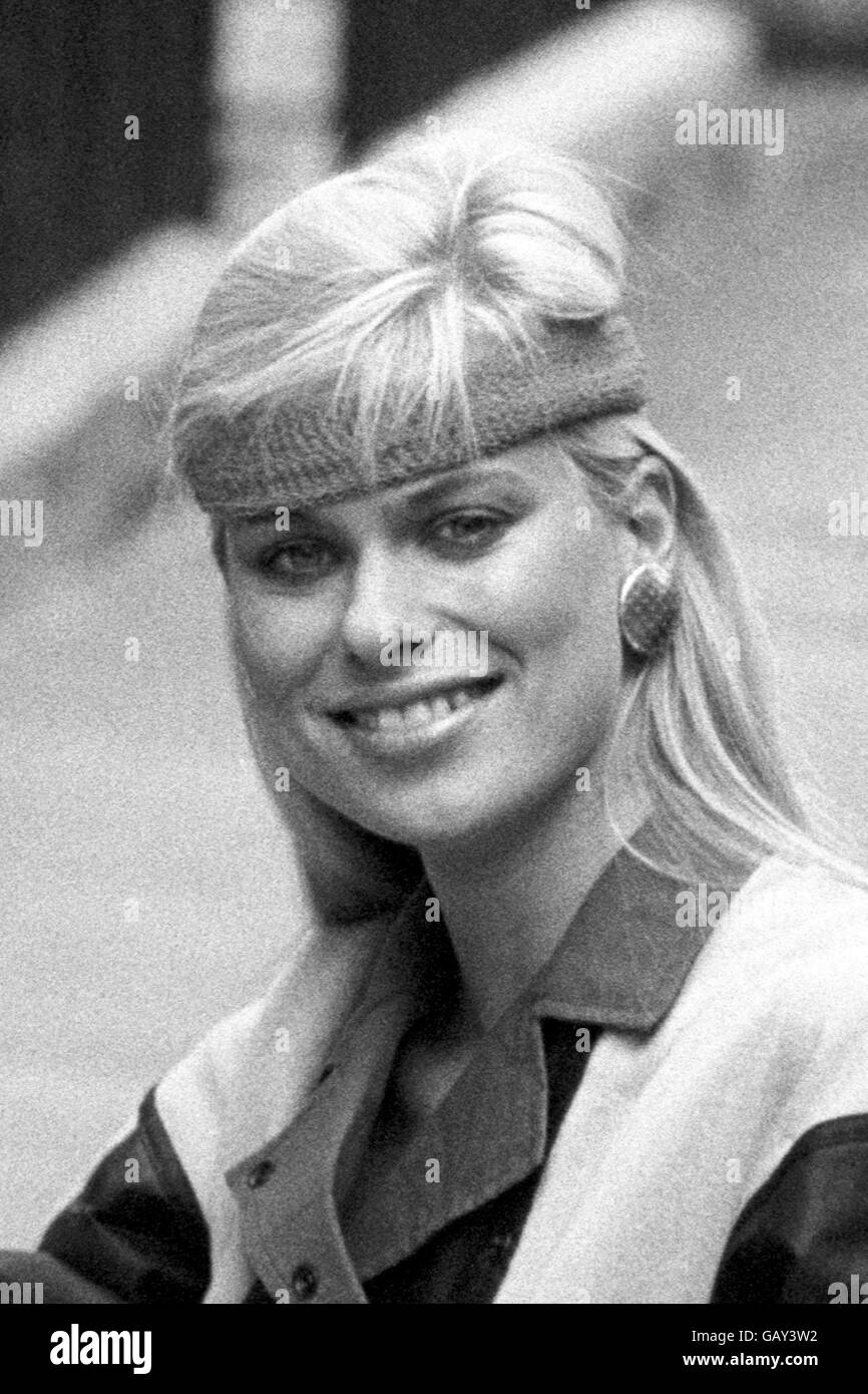 Acconciature, anni '80. Josanne indossa i capelli con un archetto. Foto Stock