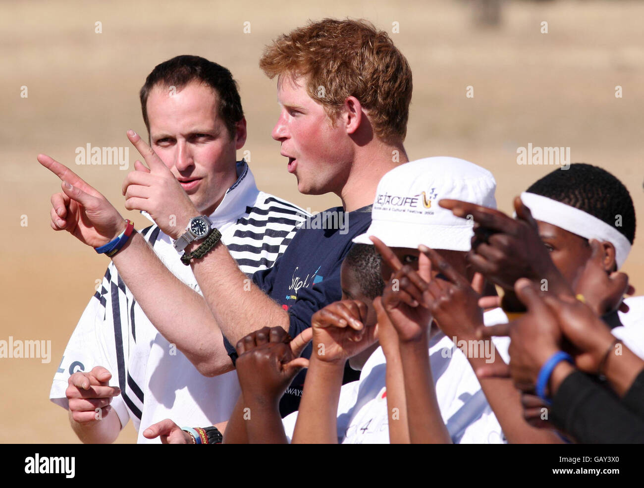 Il Principe Harry e i membri della Household Cavalry partecipano a giochi educativi che avvisano i bambini locali della minaccia dell'AIDS prima di una partita di calcio "Kick 4 Life" al Thuso Center for Disabled Children in Lesotho, Africa. Foto Stock