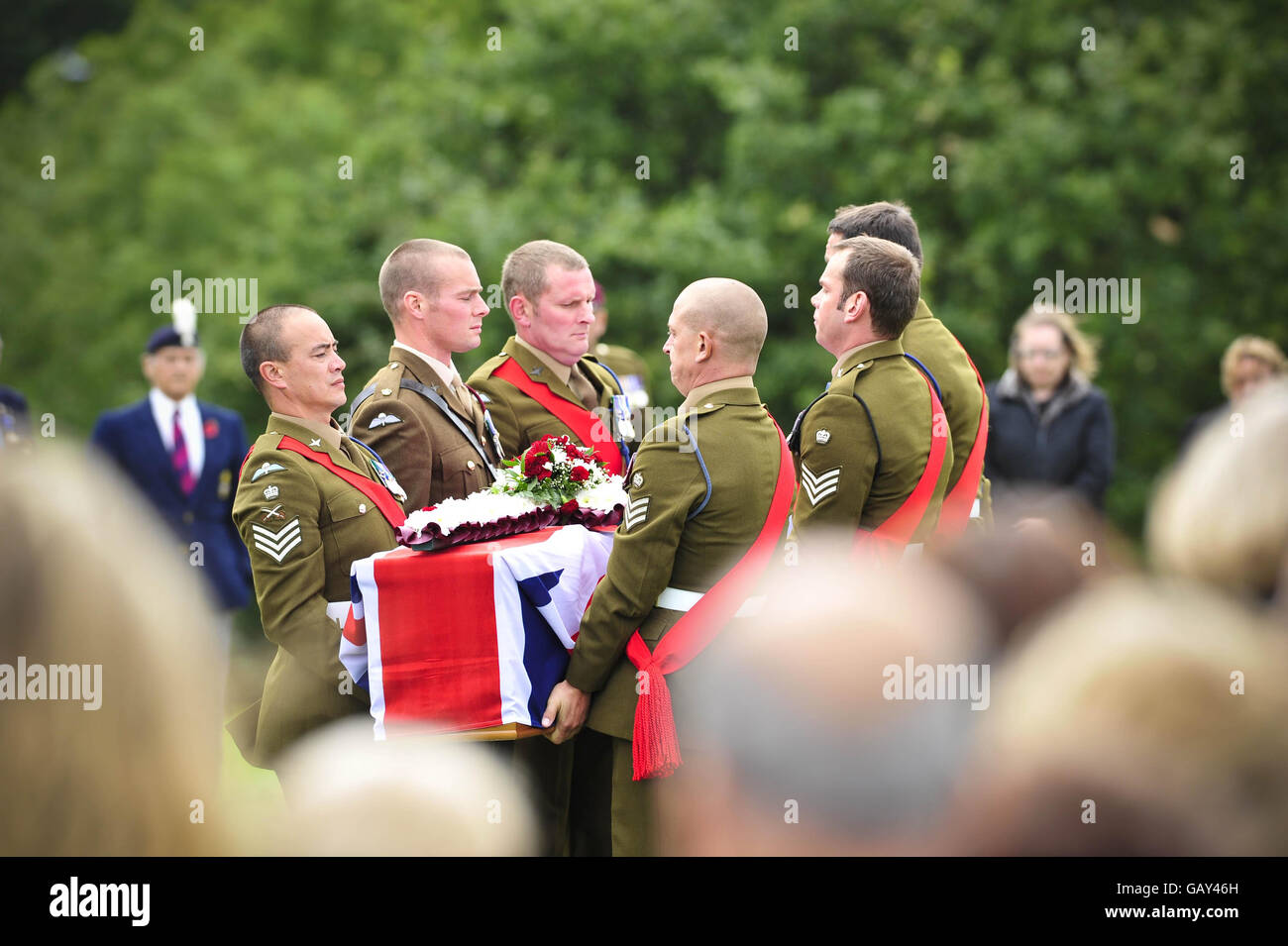 Le truppe di 2 Para portano la bara del ufficiale di garanzia di classe 2 Michael Williams al cimitero Bedwas, Caerphilly. Foto Stock
