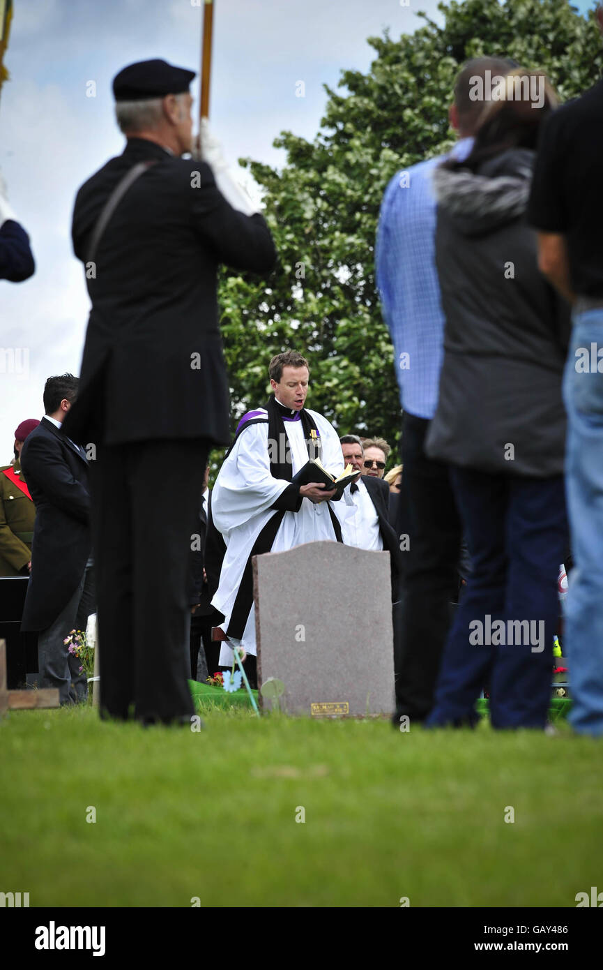 Rev Richard Hall, Padre del 1° Battaglione, il Paracadute Regiment (1 Para) dà il suo sermone al funerale del garante ufficiale di Classe 2 Michael Williams al cimitero Bedwas, Caerphilly. Foto Stock