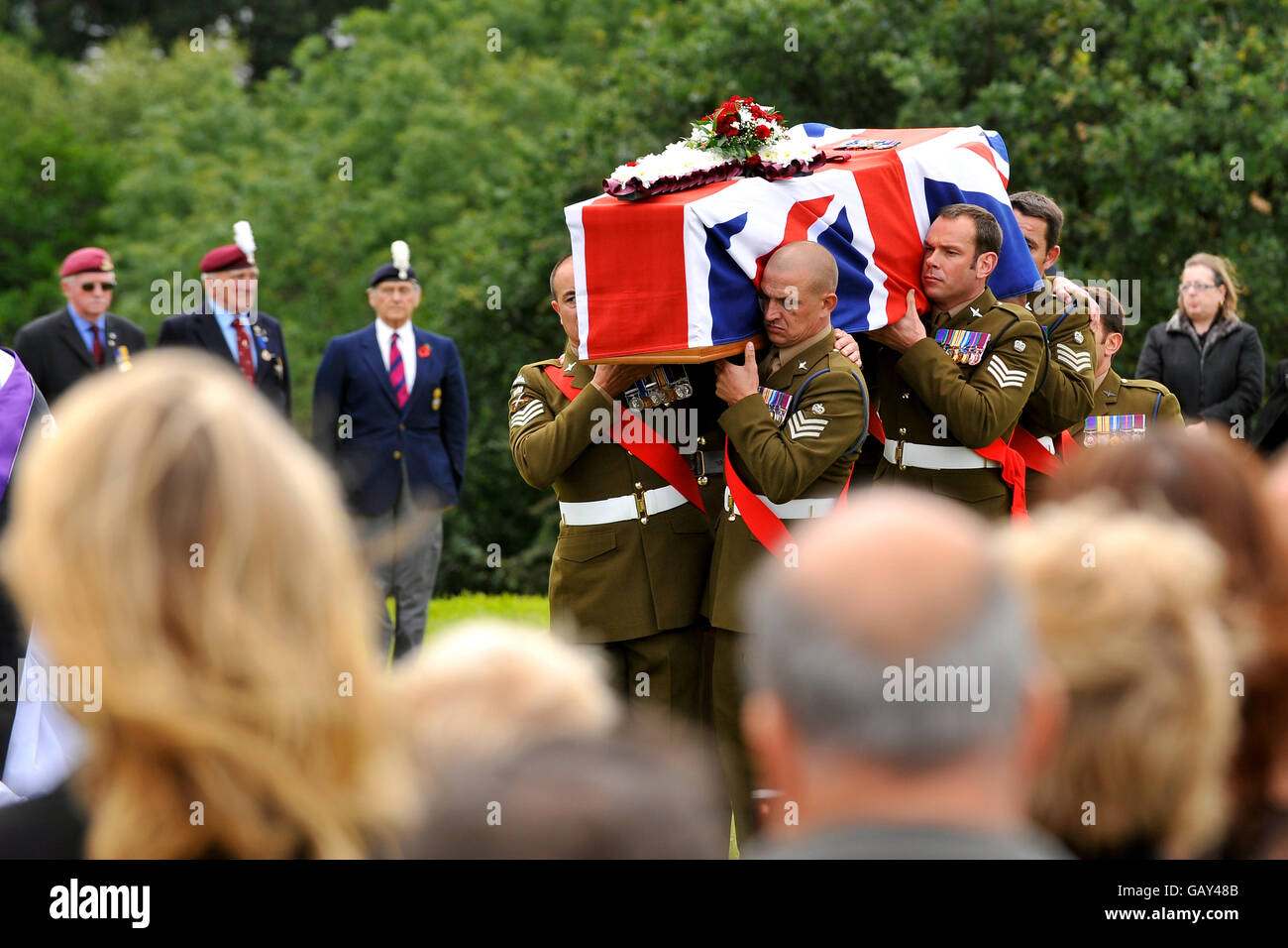 Le truppe di 2 Para portano la bara del ufficiale di garanzia di classe 2 Michael Williams al cimitero Bedwas, Caerphilly. Foto Stock